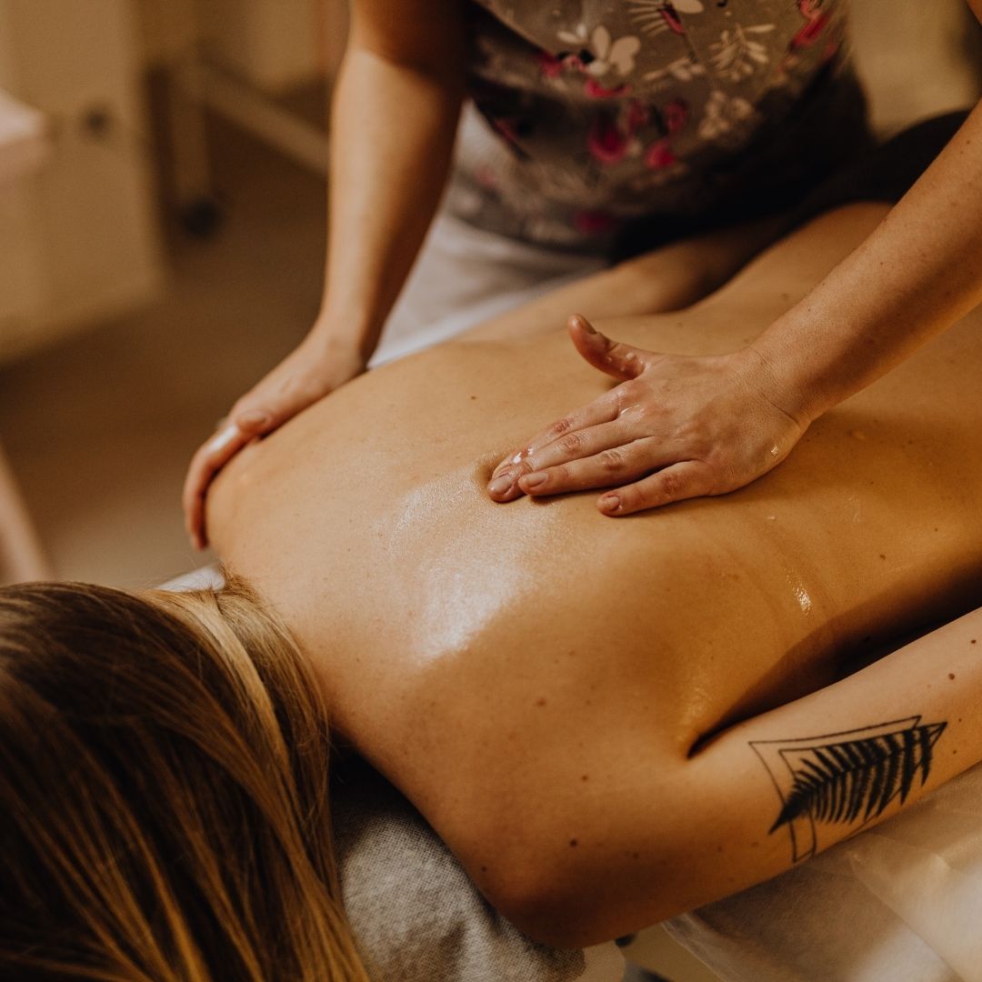 Séance de massage du corps à l'huile sur table à Rennes